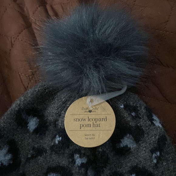 Britts knits snow leopard Pom hat NWT - Picture 2 of 3